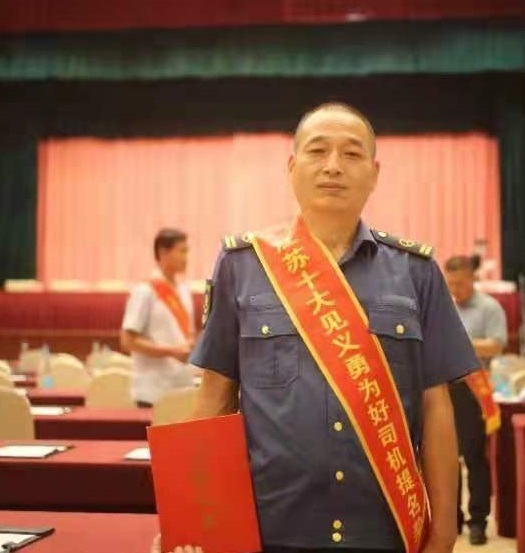 　　積極開(kāi)展争先創優活動。圍繞“争先創優、文明服務”的目标定位，于今年初啓動“服務之星”和“紅旗車隊”評選活動，細化量化評選細則和考核指标，每2個月開(kāi)展一次“服務之星”評比，每季度開(kāi)展一次“紅旗車隊”評選。活動開(kāi)展以來，先後(hòu)有144名駕駛員獲評“服務之星”，4支車隊獲得“紅旗車隊”榮譽。駕駛員沈斌、劉開(kāi)庭獲得第六屆“江蘇十大見義勇爲好(hǎo)司機”提名獎。