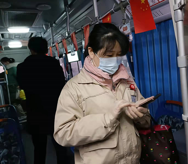 企業員工 王桂榮：  上下班比較準時(shí)，到這(zhè)邊車就(jiù)來了。刮風下雨也比較方便了。直接到廠門口也不用跑。
