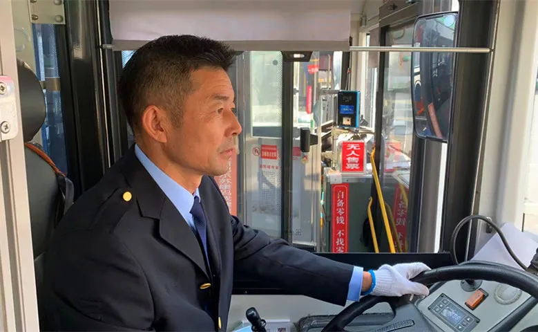 　　見此情況  　　薛師傅立即招呼傷者家屬  　　將(jiāng)小孩抱上公交車  　　“快上來，我帶你們去醫院!”  　　爺爺趕緊抱著(zhe)孩子登上公交  　　因爲擔心孩子傷情嚴重被(bèi)車流所阻礙  　　延誤就(jiù)診時(shí)間